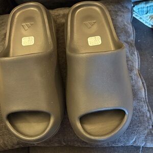 Yeezy Slide OnyxSandals with Logo